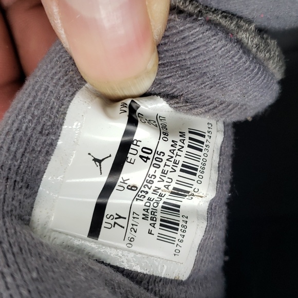 2 pairs of Jordan shoes 12retro & 11 low top 100% authentic women size 7 - Picture 4 of 6